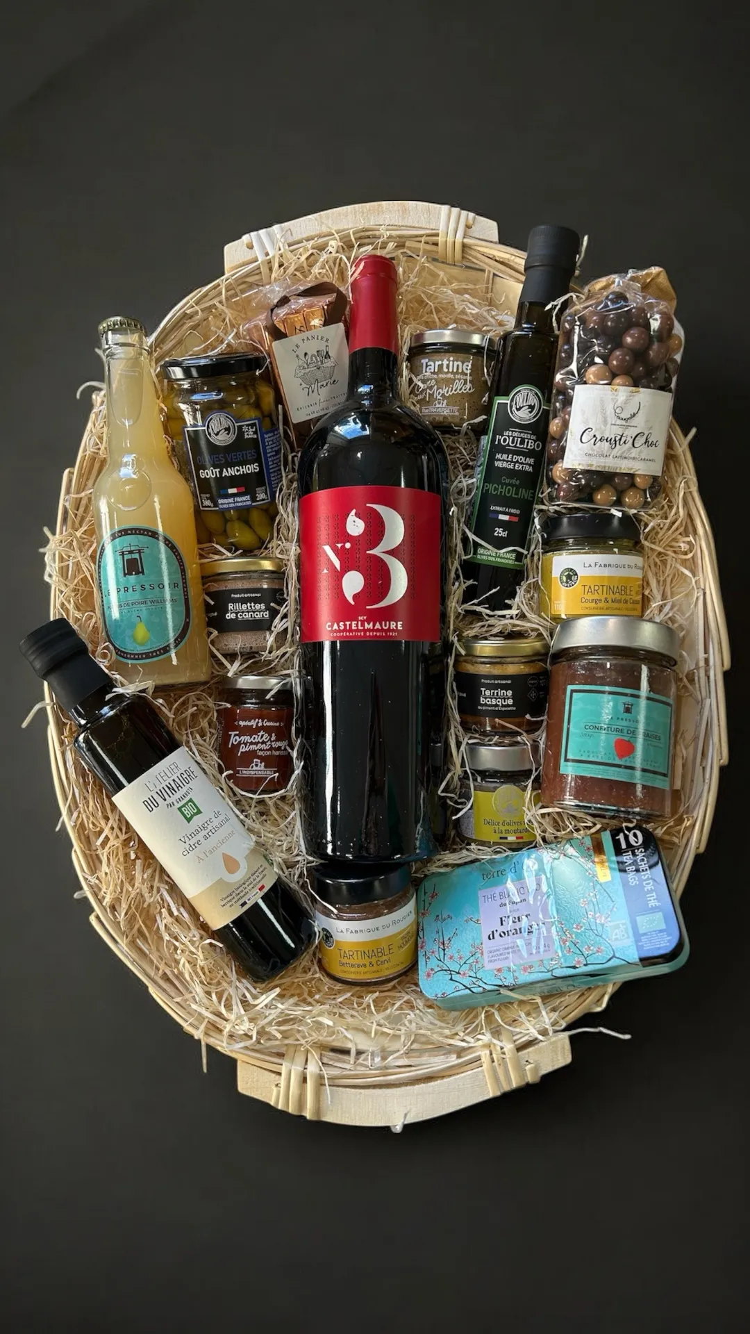 Coffret gourmand garni d’une bouteille de vin, d’huile d’olive, de tartinables, de chocolat et de thé